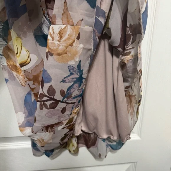 Chic Floral Midi Dress with V-Neck - Picture 9 of 12